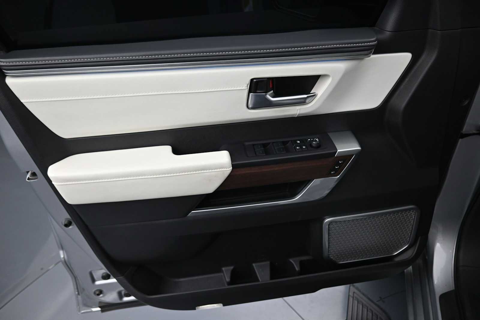 Used 2024 Toyota Sequoia Capstone AWD/4WD image 7