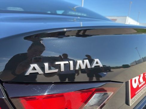 Used 2025 Nissan Altima 2.5 SV FWD image 10