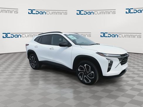 Used 2025 Chevrolet Trax RS w/ Sunroof Package image 2