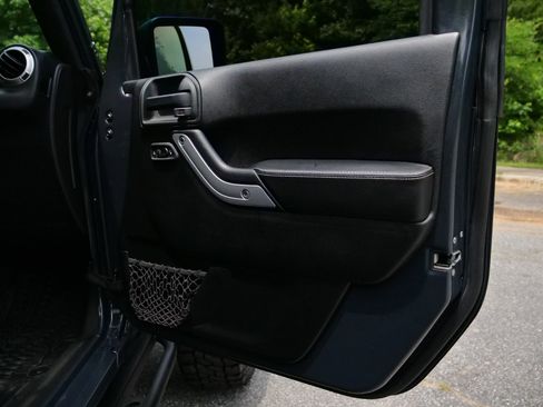 Used 2017 Jeep Wrangler Unlimited Sahara w/ Quick Order Package 23E Chief AWD/4WD image 36