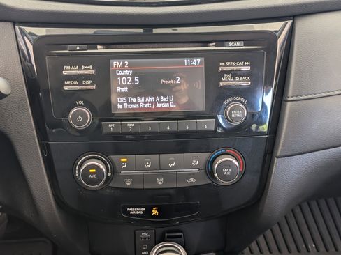 Used 2017 Nissan Rogue S image 25