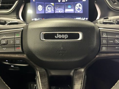 Used 2025 Jeep Grand Cherokee Limited w/ Luxury Tech Group II AWD/4WD image 16