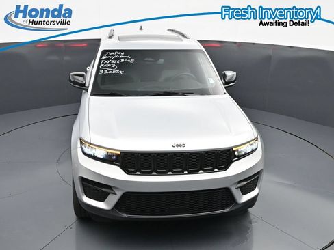 Used 2023 Jeep Grand Cherokee Altitude AWD/4WD image 23
