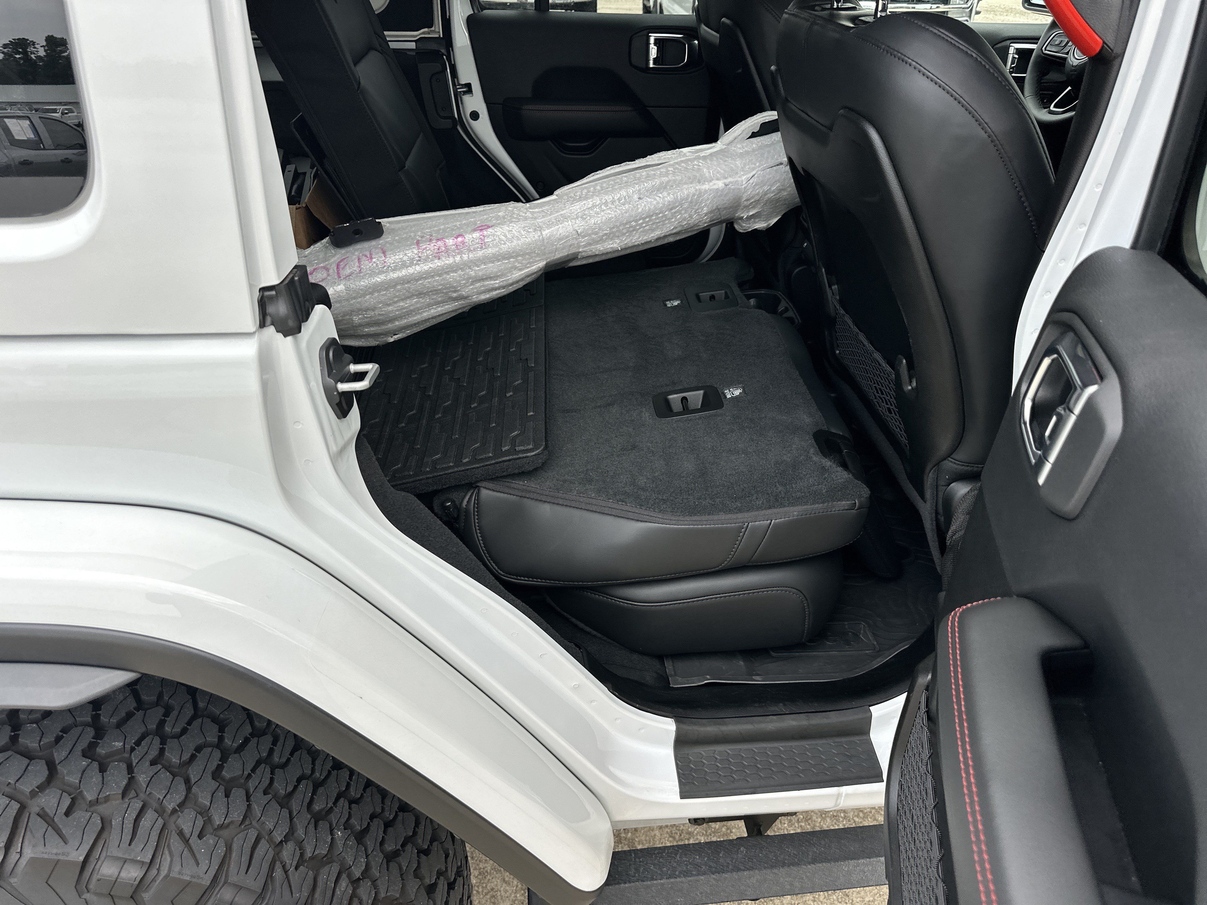 Used 2025 Jeep Wrangler Unlimited Rubicon AWD/4WD image 14