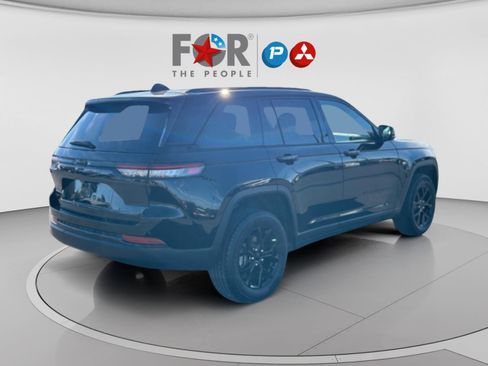 Used 2024 Jeep Grand Cherokee Altitude image 5