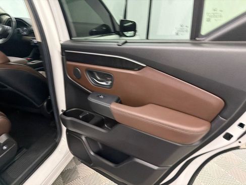 Used 2025 Honda Pilot Elite image 18