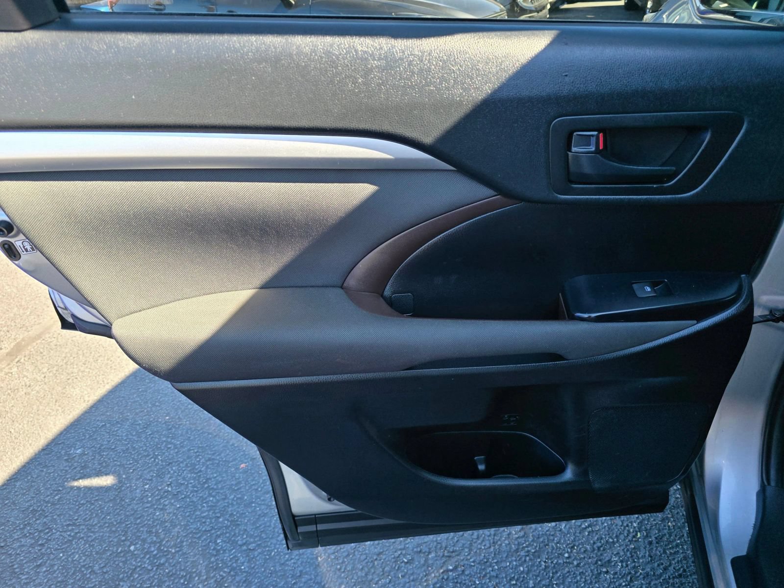 Used 2019 Toyota Highlander LE FWD image 15