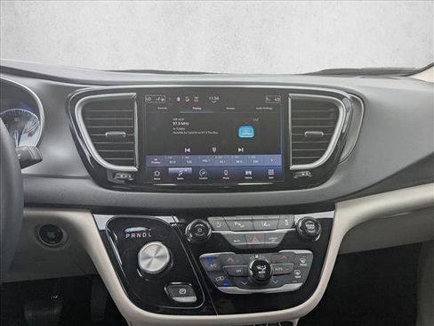 Used 2024 Chrysler Pacifica Touring-L FWD image 13
