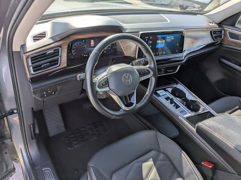Used 2024 Volkswagen Atlas SE AWD/4WD image 17
