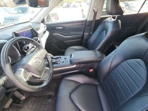 Used 2023 Toyota Highlander XLE image 6
