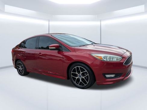 Used 2015 Ford Focus SE w/ SE Sport Package FWD image 2