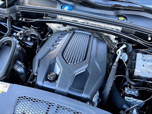 Used 2023 Porsche Macan Turbo image 32