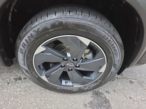 Certified 2025 Nissan Rogue SV FWD image 11