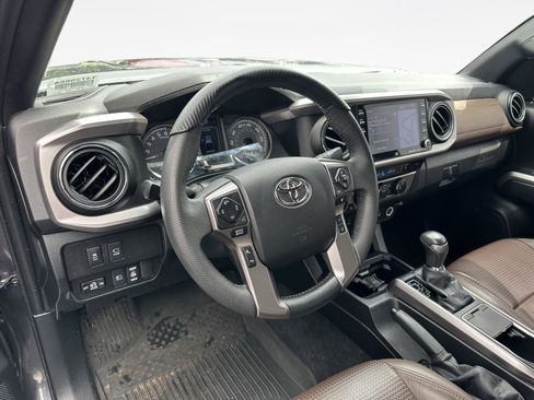 Used 2022 Toyota Tacoma Limited w/ Black Out Package (TMS) AWD/4WD image 30