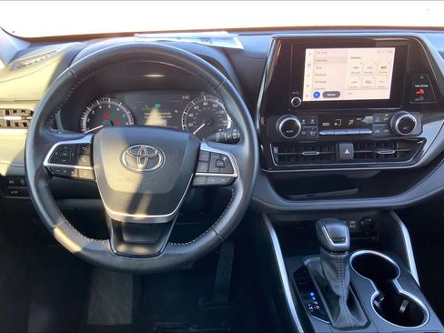 Used 2024 Toyota Highlander LE image 5