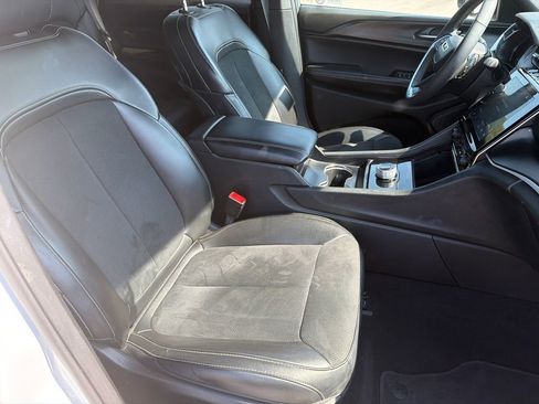 Used 2025 Jeep Grand Cherokee Altitude AWD/4WD image 13