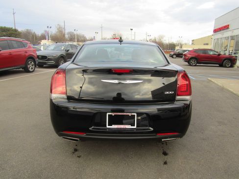 Used 2019 Chrysler 300 Touring w/ Sport Appearance Package image 7