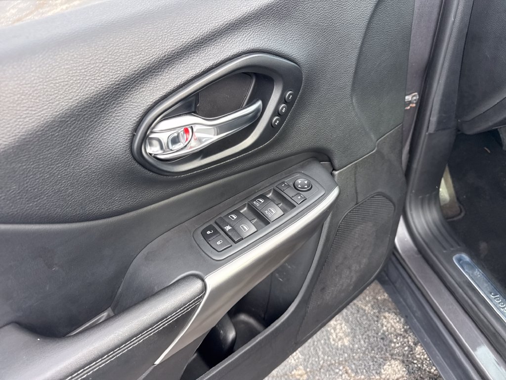 Used 2021 Jeep Cherokee High Altitude AWD/4WD image 29