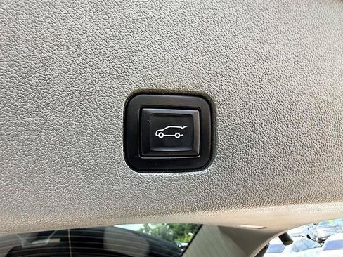 Used 2022 Cadillac XT6 Premium Luxury w/ Technology Package FWD image 13