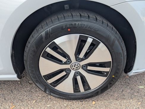 Used 2017 Volkswagen e-Golf SE image 10