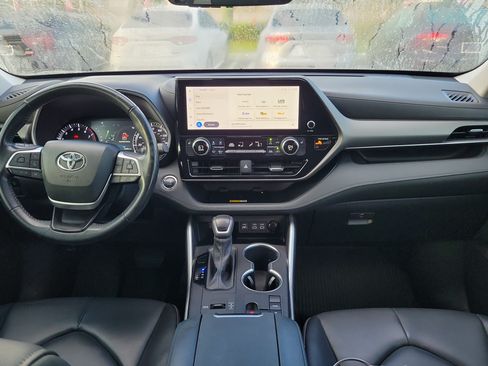 Used 2023 Toyota Highlander XLE FWD image 16