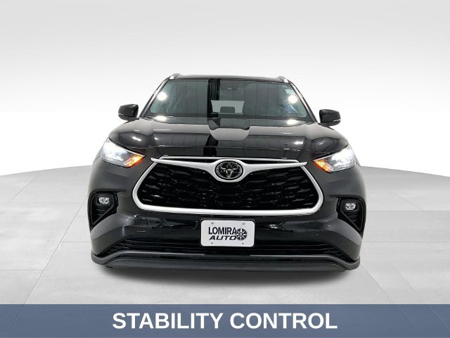 Used 2020 Toyota Highlander XLE AWD/4WD image 3