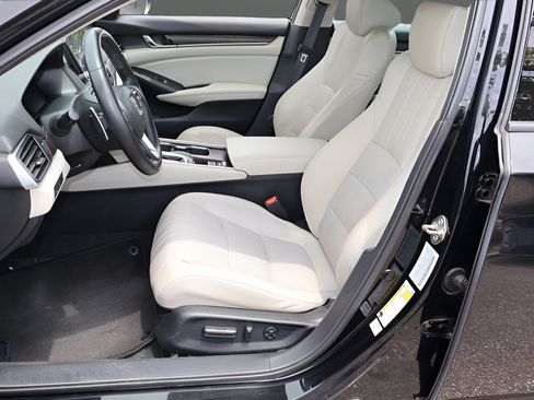 Used 2018 Honda Accord Touring image 12