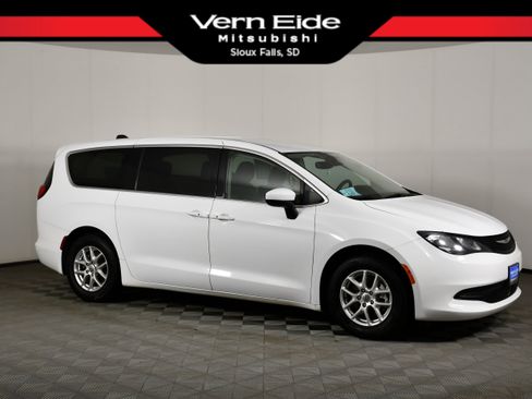 Used 2023 Chrysler Voyager LX FWD image 1