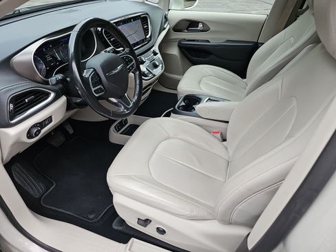 Used 2021 Chrysler Pacifica Touring-L w/ Uconnect Theater Family Group FWD image 20