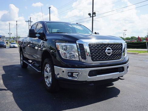 Used 2017 Nissan Titan SV RWD image 3