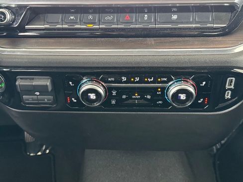 Used 2025 GMC Sierra 1500 SLT image 32