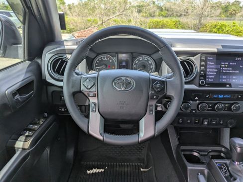Used 2022 Toyota Tacoma TRD Sport w/ TRD Premium Sport Package AWD/4WD image 19