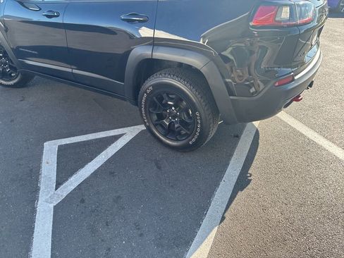 Used 2022 Jeep Cherokee Trailhawk w/ Comfort/Convenience Group AWD/4WD image 6