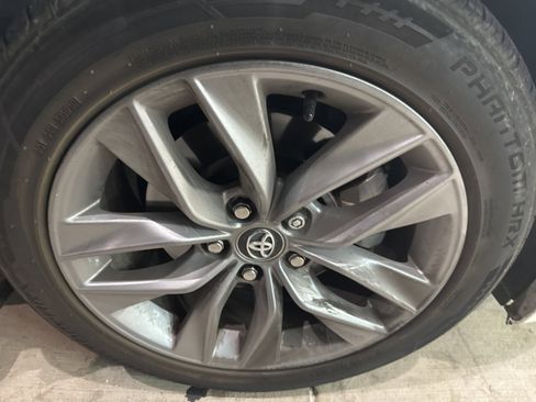 Used 2020 Toyota Avalon XLE image 41