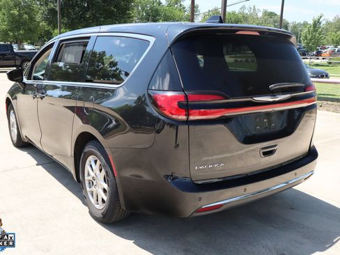 Used 2023 Chrysler Pacifica Touring-L FWD image 6