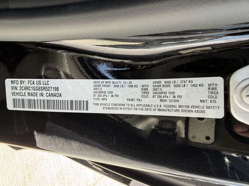 Used 2025 Chrysler Pacifica Limited FWD image 30