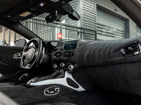 Used 2019 Aston Martin V8 Vantage Base image 38