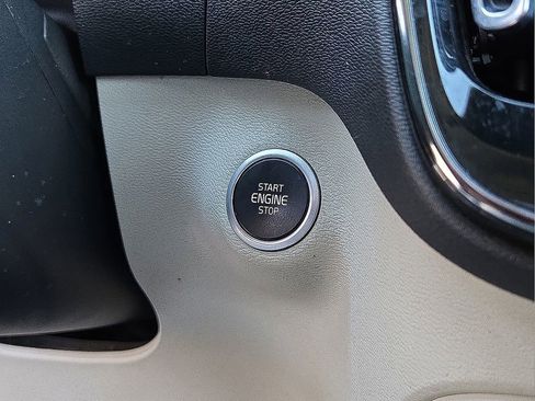 Certified 2021 Volvo XC40 T5 Momentum w/ Premium Package image 27