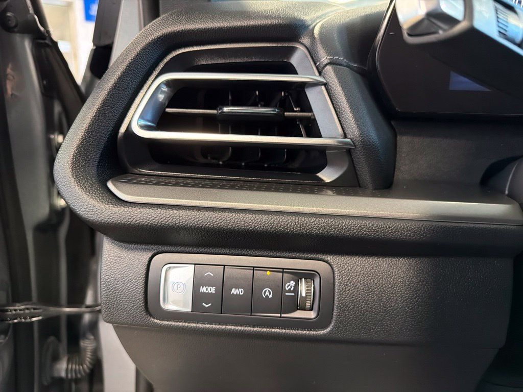 Used 2026 Chevrolet Traverse LT w/ Driver Confidence Package AWD/4WD image 18