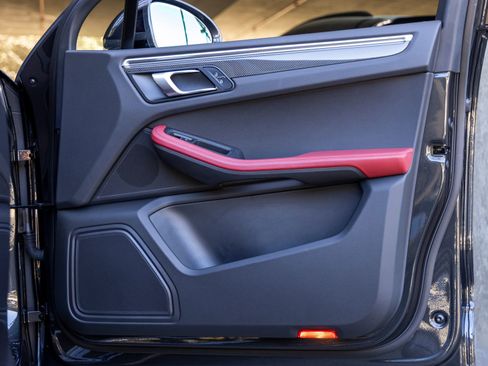 Used 2023 Porsche Macan Turbo image 55