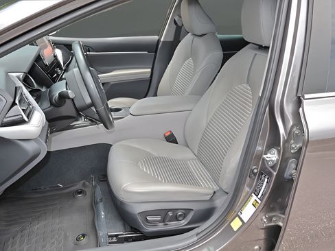 Used 2023 Toyota Camry SE w/ Cold Weather Package FWD image 12