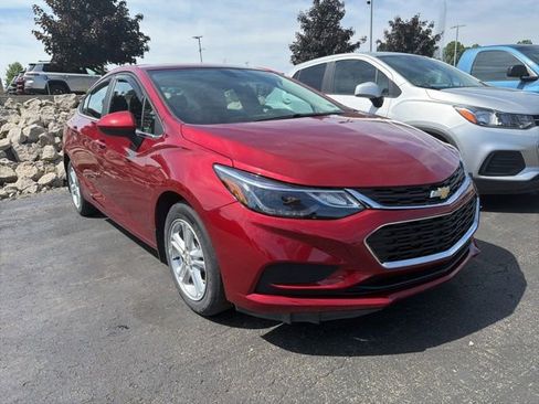 Used 2018 Chevrolet Cruze LT w/ Convenience Package FWD image 3