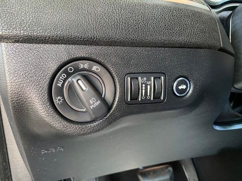 Used 2019 Chrysler 300 Limited AWD/4WD image 70