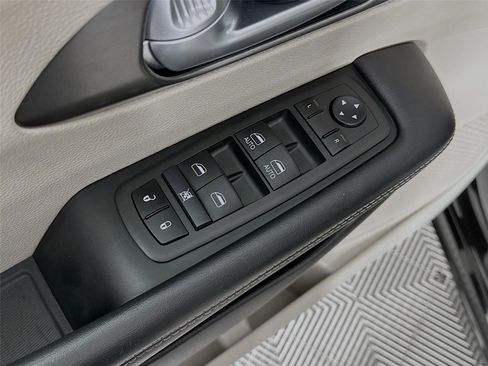 Used 2024 Chrysler Pacifica Touring-L FWD image 29