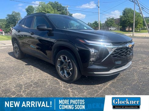 Used 2025 Chevrolet Trax LT FWD image 1