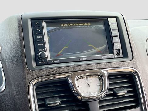 Used 2014 Chrysler Town & Country Touring image 13
