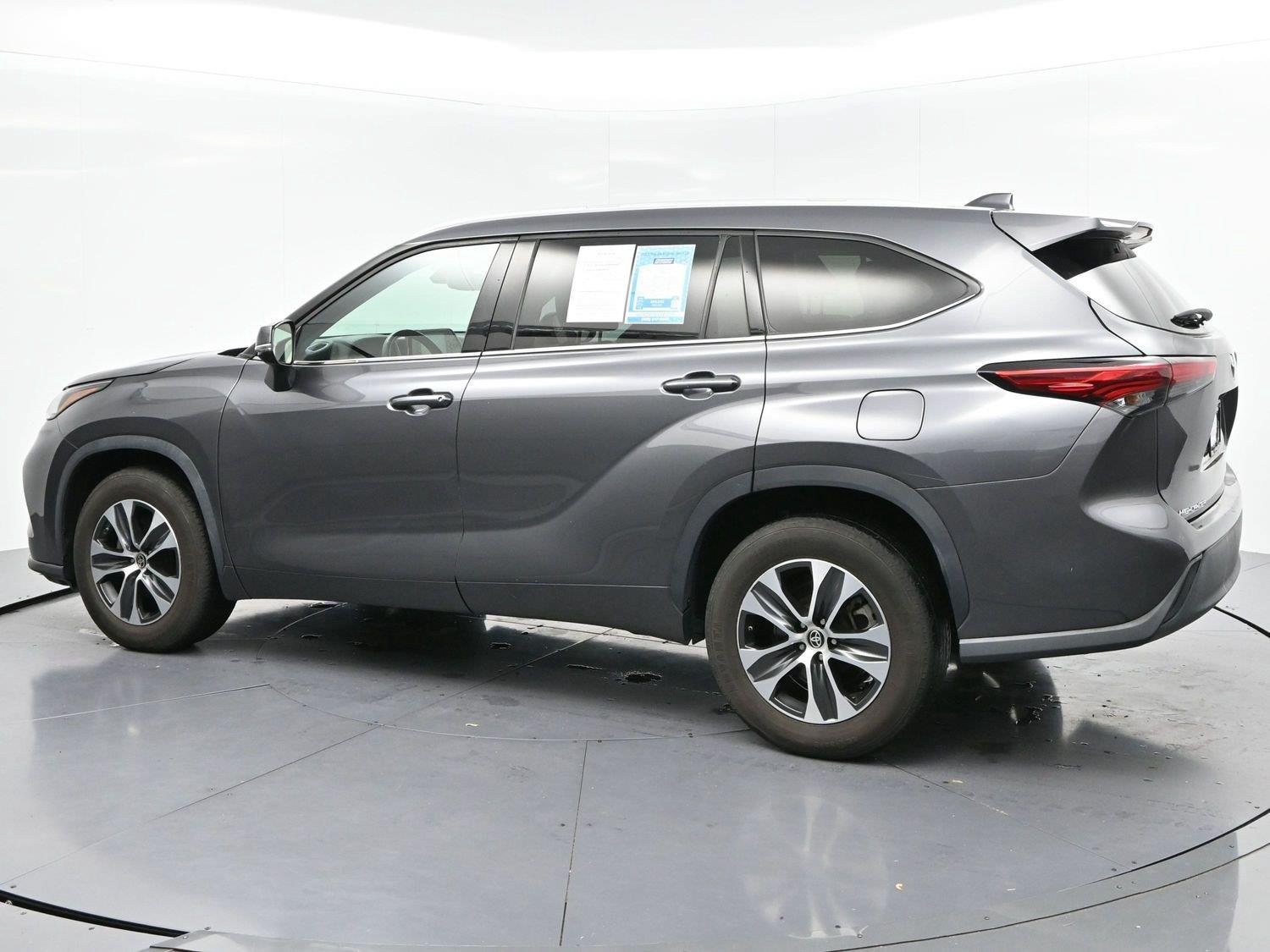 Used 2022 Toyota Highlander XLE FWD image 5