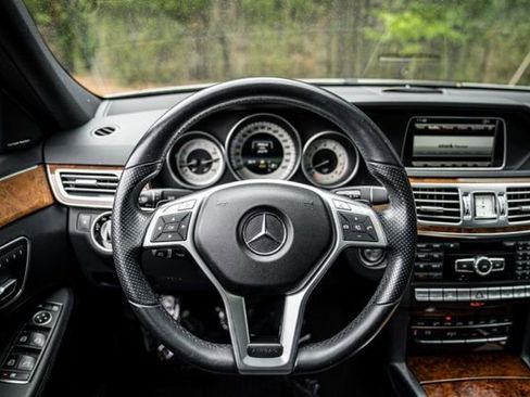 Used 2014 Mercedes-Benz E 550 4MATIC Sedan image 29