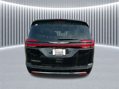 New 2026 Chrysler Pacifica Select image 12
