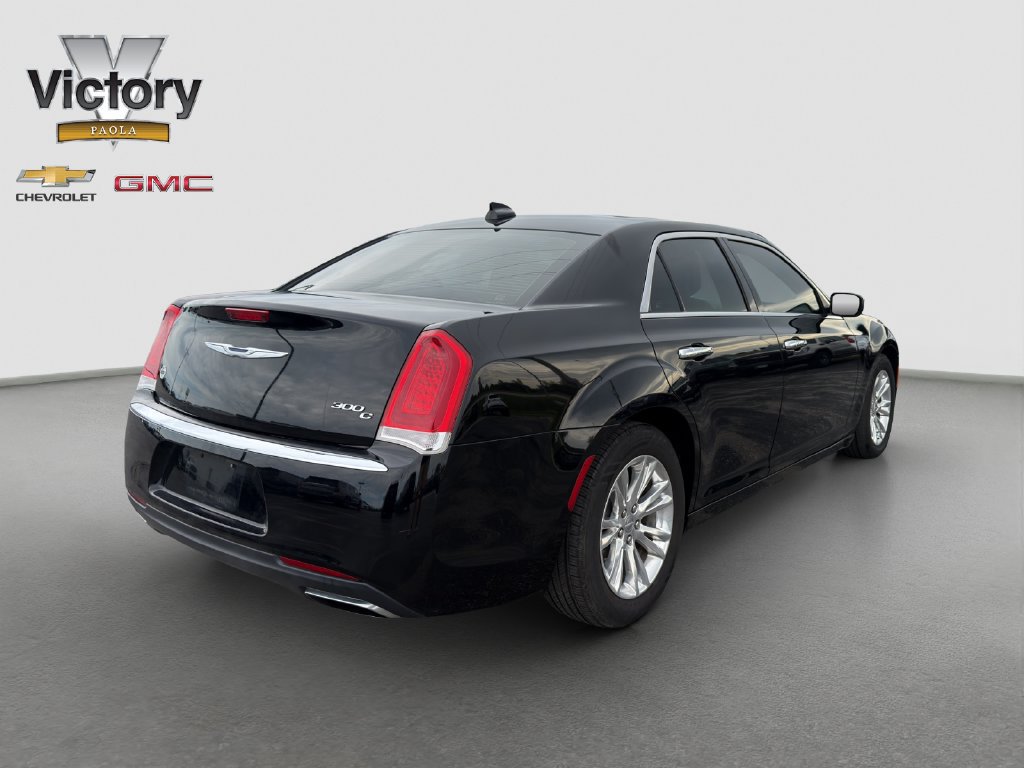 Used 2016 Chrysler 300 C RWD image 6